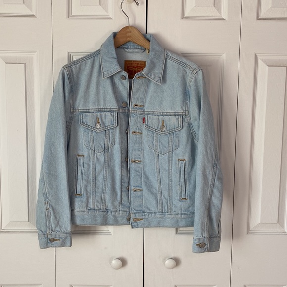 Levi's Women's Ex-Boyfriend Trucker light washed Denim Jacket XS - Picture 3 of 6